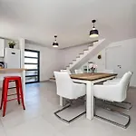 House Nina Vila Petehi
