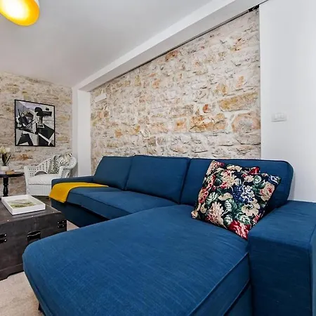 House Nina Petehi
